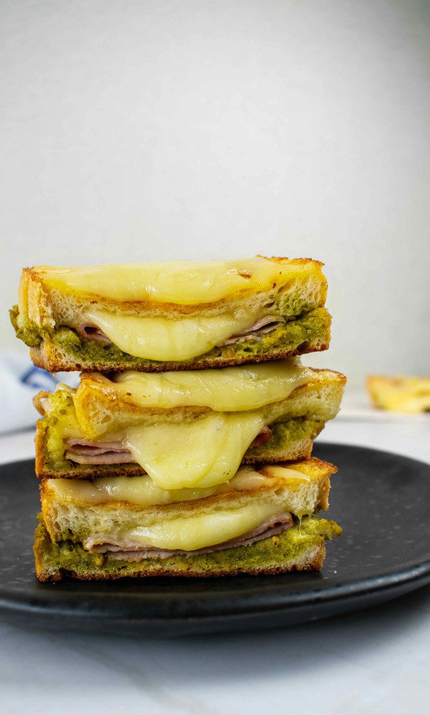 Karsti-sumustiniai-su-pesto-padazu-patiekta - Laikas.lt Karšti sumuštiniai su pesto padažu. Patiekta