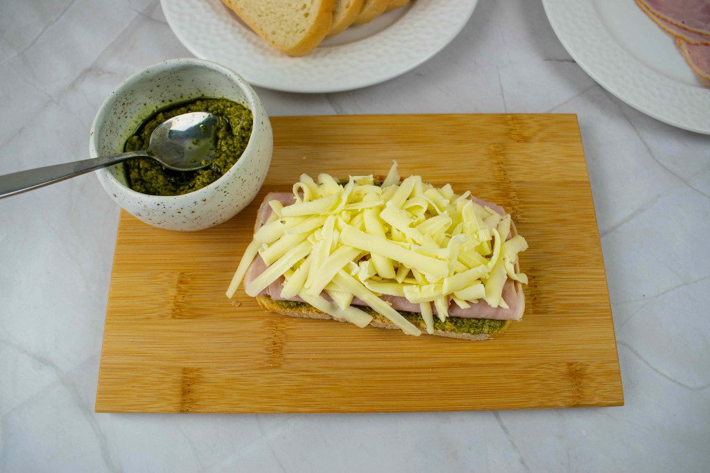 Karsti-sumustiniai-su-pesto-padazu-suris - Laikas.lt Karšti sumuštiniai su pesto padažu. Sūris