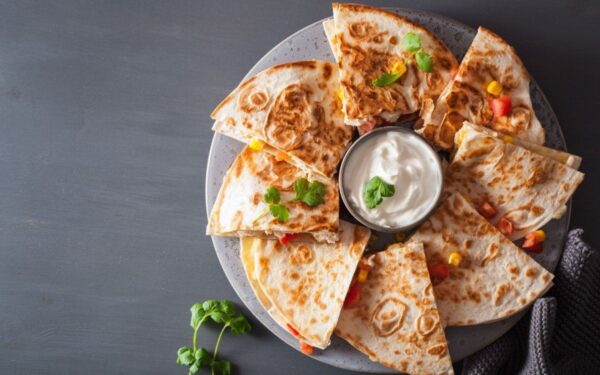 Kesadilijos su raudonosiomis pupelėmis ir kukurūzais