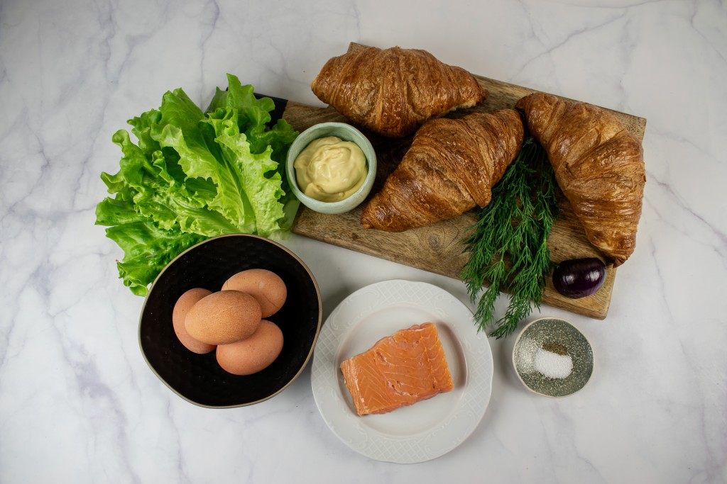 Kiausiniu-salotomis-su-lasisa-idaryti-kruasanai-ingredientai - Laikas.lt Kiaušinių salotomis su lašiša įdaryti kruasanai. Ingredientai