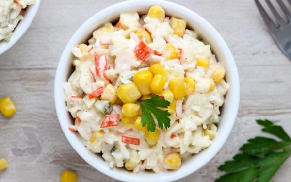 Krabų lazdelių ir ryžių mišrainė – Velykų stalui