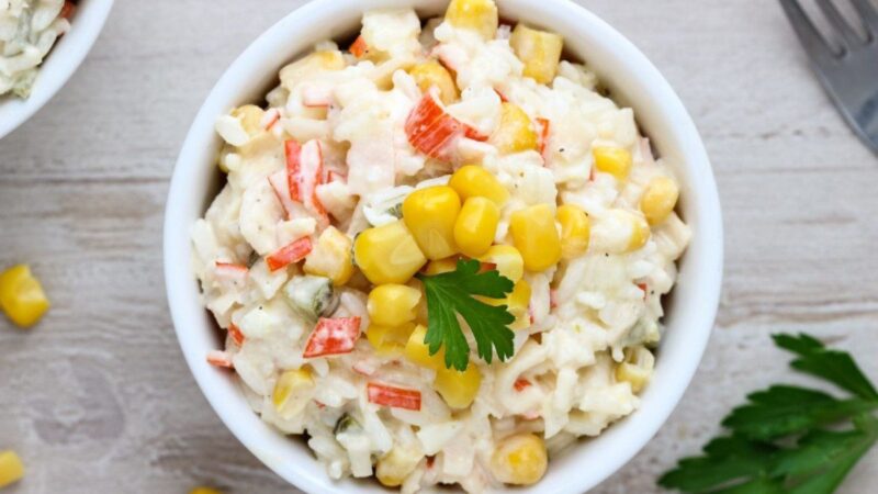 Krabų lazdelių ir ryžių mišrainė – Velykų stalui