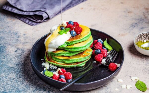 Mača blynai su kokosų jogurtu ir uogomis