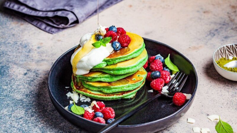 Mača blynai su kokosų jogurtu ir uogomis