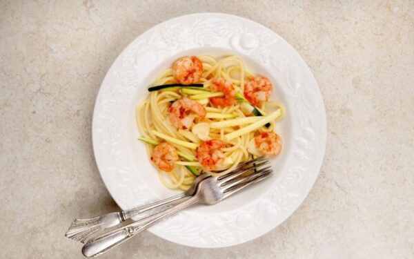 Makaronai su krevetėmis ir cukinijomis