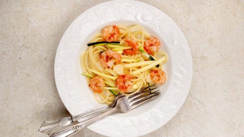 Makaronai su krevetėmis ir cukinijomis