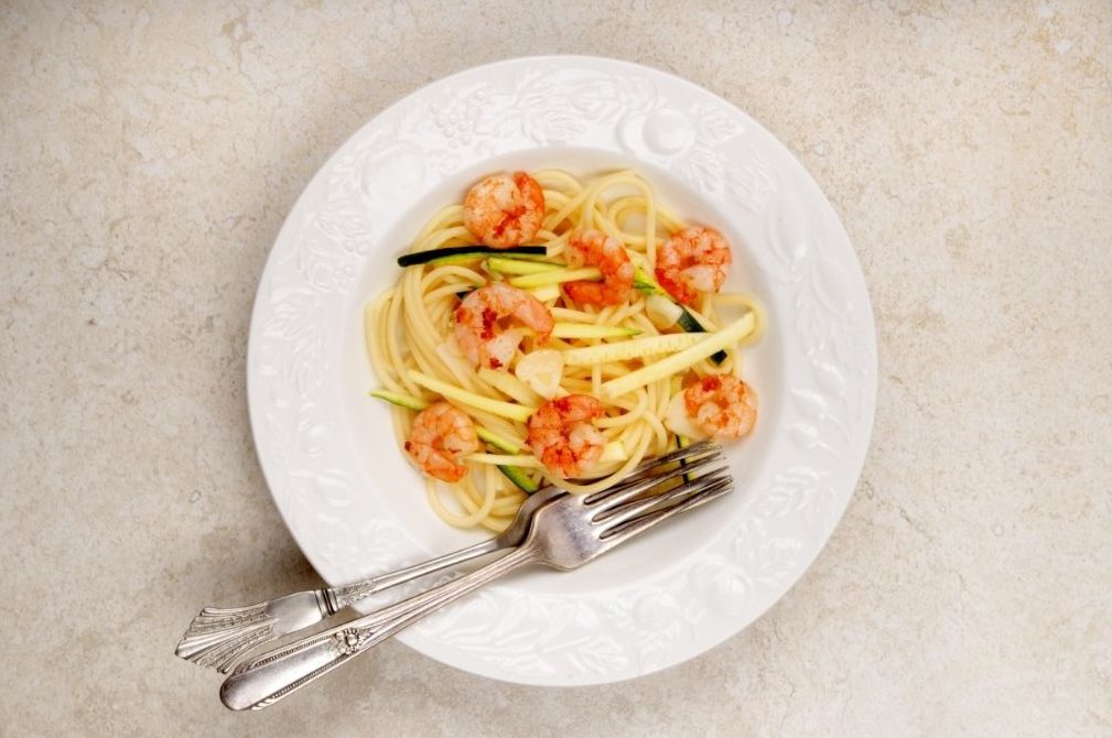 Makaronai su krevetėmis ir cukinijomis