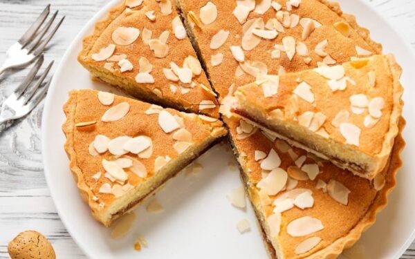 Migdolinė tartaletė su aviečių sluoksniu