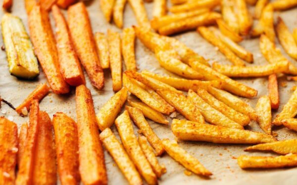 Orkaitėje keptos bulvių skiltelės