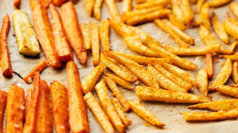 Orkaitėje keptos bulvių skiltelės