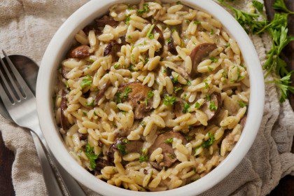 Orzo makaronai su grybais ir porais