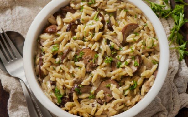 Orzo makaronai su grybais ir porais