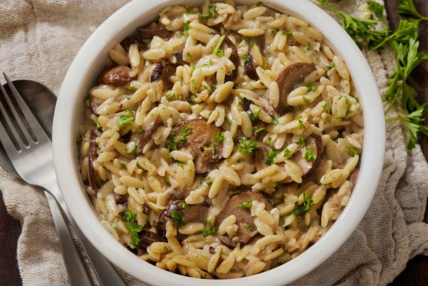Orzo makaronai su grybais ir porais