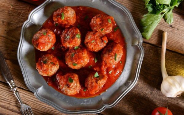 Raudonųjų pupelių kukuliai pomidorų padaže