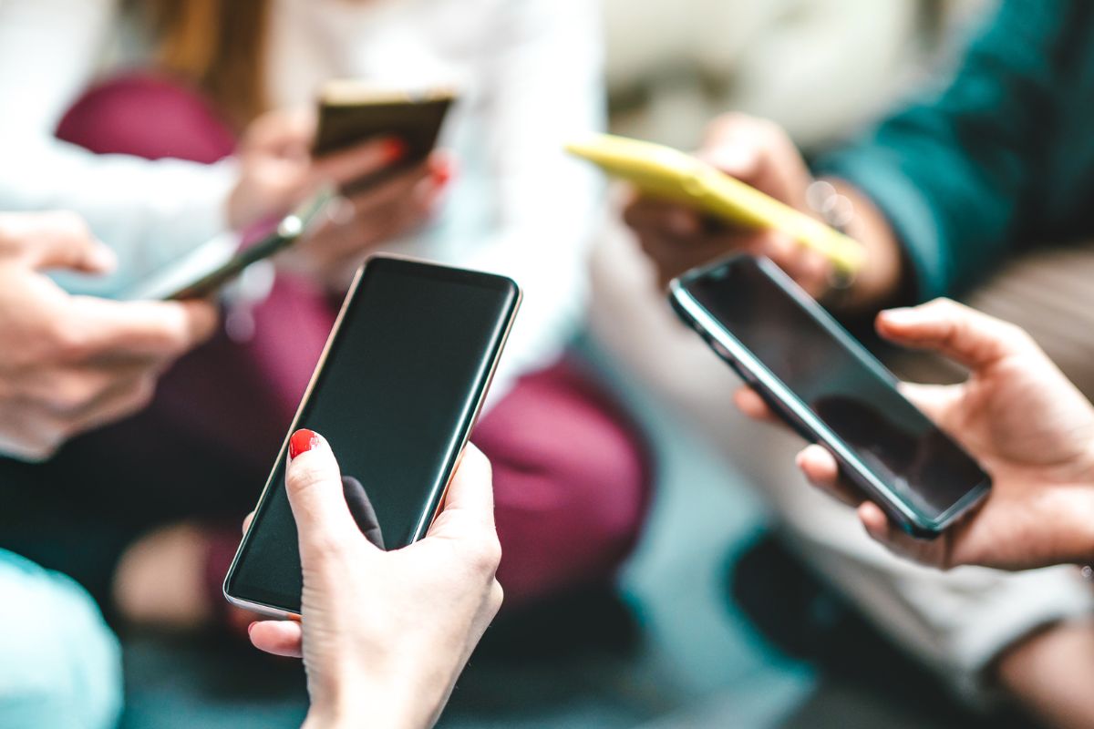 Telefonų gamintojai, sparčiai besivejantys populiarių prekės ženklų telefonus.