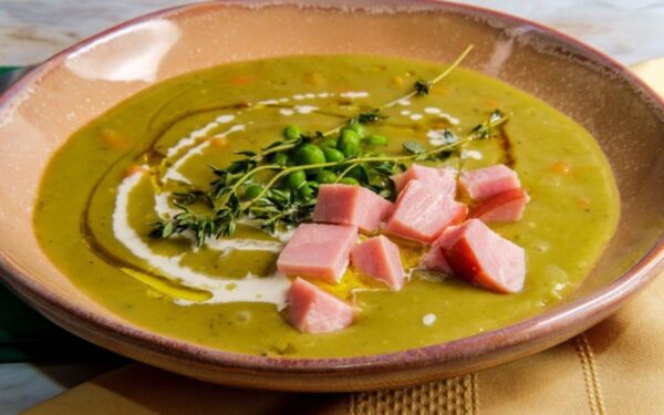 Trinta žaliųjų žirnelių sriuba su kumpiu