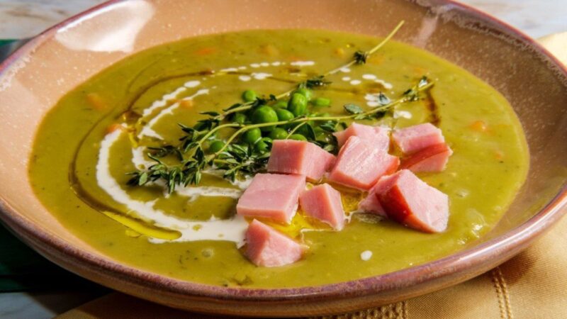 Trinta žaliųjų žirnelių sriuba su kumpiu
