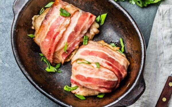 Vištiena apvyniota šoninės juostelėmis