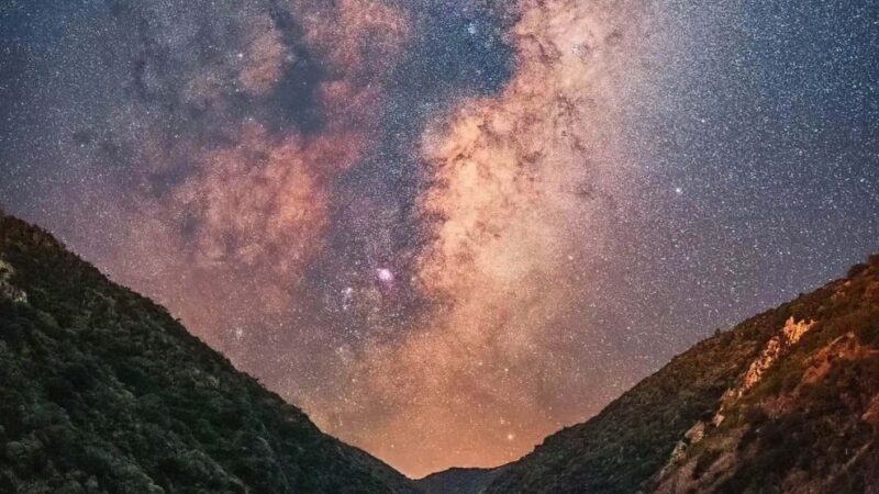 Mėnesio horoskopas (2025 balandis): Vienas Zodiako ženklas atras netikėtų galimybių meilėje ir karjeroje!