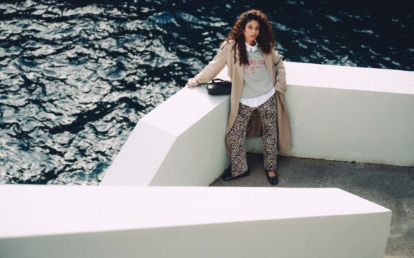 Prie ko gerai dera džemperiai moterims ir kaip juos dėvėti kasdien?