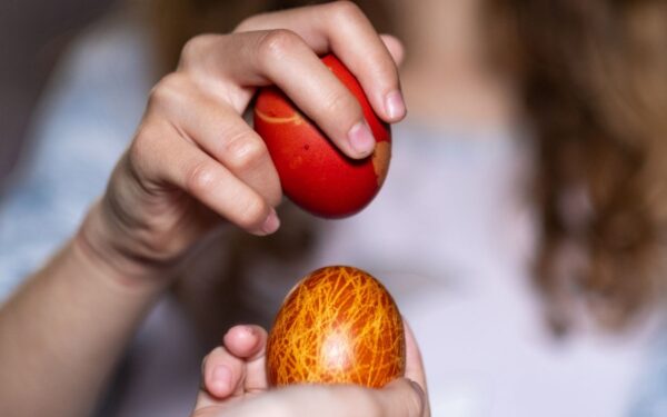 Kodėl per Velykas dažomi ir daužiami kiaušiniai: įdomi istorija, kurios nežinojote