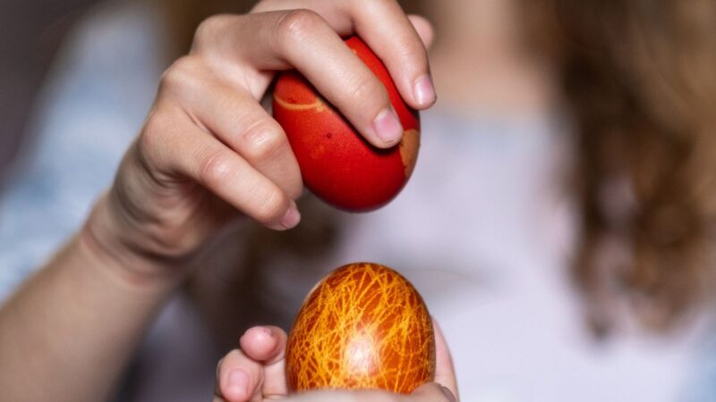 Kodėl per Velykas dažomi ir daužiami kiaušiniai: įdomi istorija, kurios nežinojote