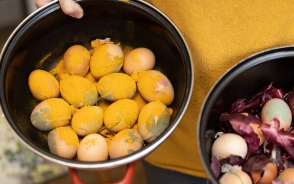 Natūralus ir įspūdingas Velykinių margučių dažymo būdas su marmuriniu efektu