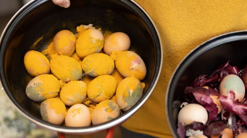 Natūralus ir įspūdingas Velykinių margučių dažymo būdas su marmuriniu efektu