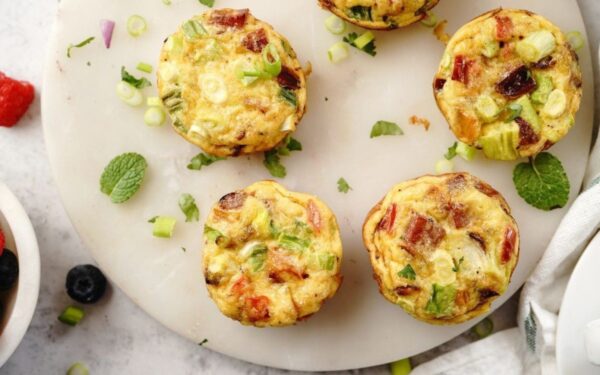 Omleto keksiukai su kumpiu ir sūriu