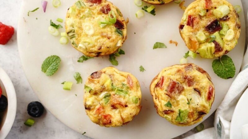 Omleto keksiukai su kumpiu ir sūriu