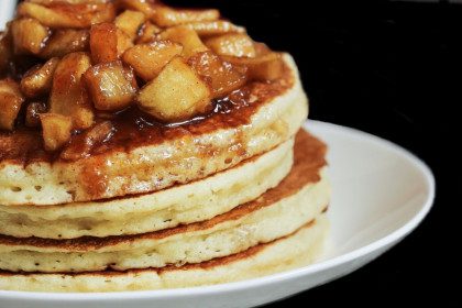 Purūs amerikietiški blyneliai su karamelizuotais obuoliais