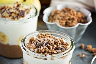 Sluoksniuotas šokoladinis desertas su bananais ir granola