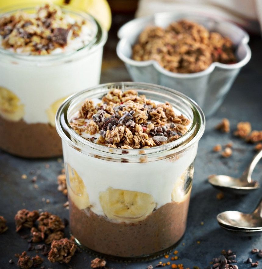 Sluoksniuotas šokoladinis desertas su bananais ir granola