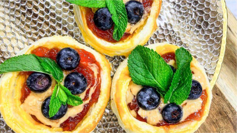 Sluoksniuotos tešlos krepšeliai su riešutų sviestu