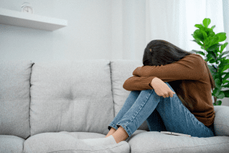 Vaikystės traumos, atsparumas ir impulsyvumas: kaip tai susiję su depresija jaunimo tarpe?