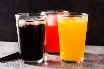 Vaisių sultys ar saldūs gazuoti gėrimai: kuris pasirinkimas sveikesnis?