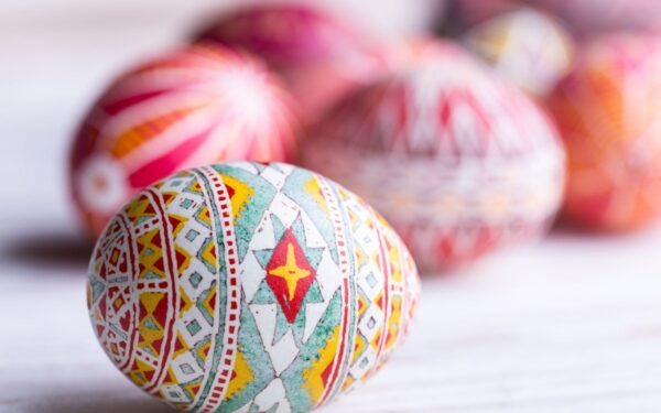 Velykiniai margučiai naudojant šilkinius kaklaraiščius: kūrybiška dekoravimo idėja