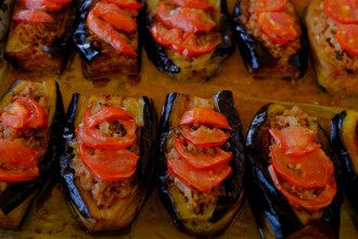 5 idėjos, ką galima pagaminti iš baklažanų. Baklažanai su pomidoru ir sūriu