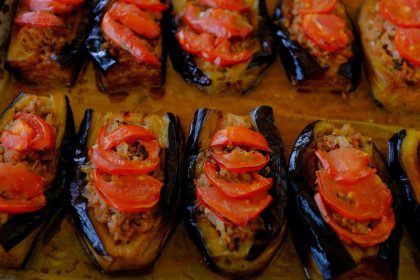 5 idėjos, ką galima pagaminti iš baklažanų. Baklažanai su pomidoru ir sūriu