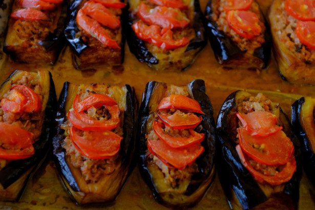 5 idėjos, ką galima pagaminti iš baklažanų. Baklažanai su pomidoru ir sūriu