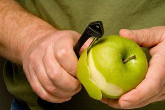Ar verta nulupti parduotuveje pirktų obuolių žievelę?