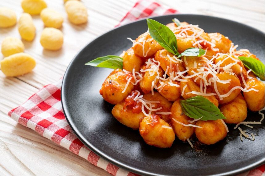 Bulvių virtinukai aštriame arrabbiata padaže