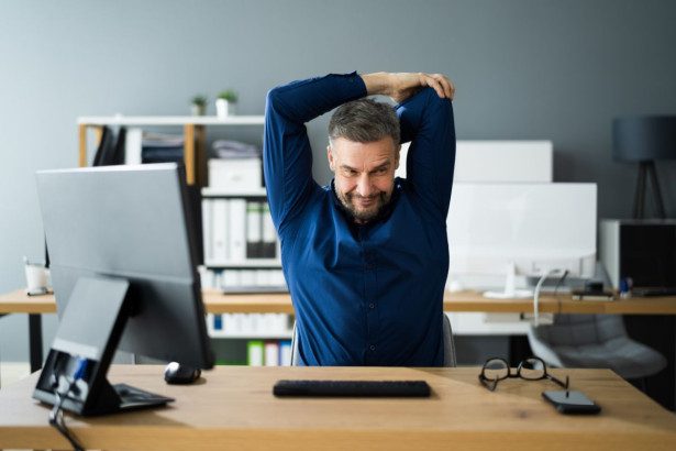 Dirbate sėdimą darbą? Šie metodai padės mažiau apkrauti jūsų nugarą ir sumažinti nuovargį