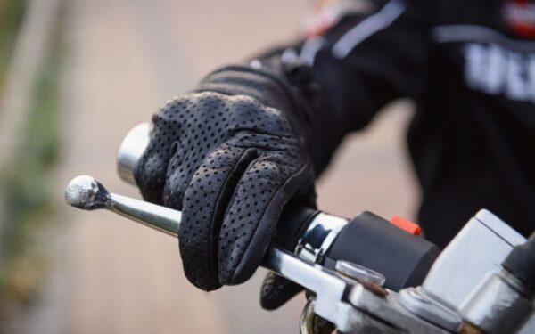 Byla užversta, bet abejonės liko: prokuratūra nutraukė tyrimą po tragiškos motociklininko žūties