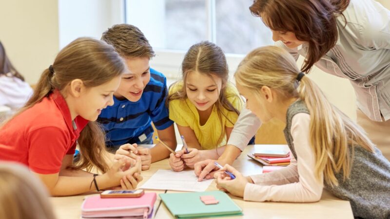 Mokinių krūvis atsiduria vienose rankose: kas iš tikrųjų spręs, kiek mokysis jūsų vaikai?