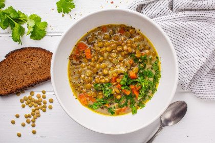 Lęšių sriuba su kopūstais ir rūkytu kumpiu