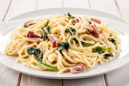 Makaronai su špinatų ir šoninės padažu