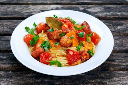 Makaronai su šviežiomis kiaulienos dešrelėmis