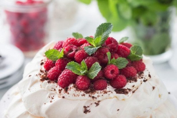 Pavlova su avietėmis ir baltuoju šokoladu