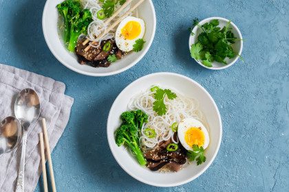 Ramen makaronai su kiaušiniais ir brokoliais
